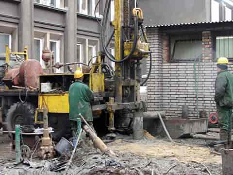 2008-01-00_2008_styczeń_-_wiercenie_otworów_do_pozyskiwania_ciepła_Ziemi_na_AGH